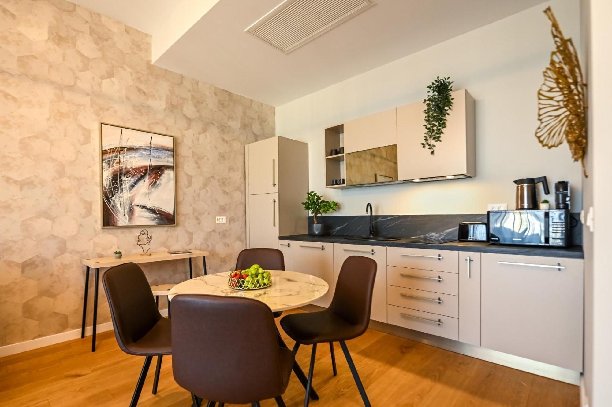 One Verdi Park Exclusive Apartments - Panoramic View & Private Parking بوخارست المظهر الخارجي الصورة