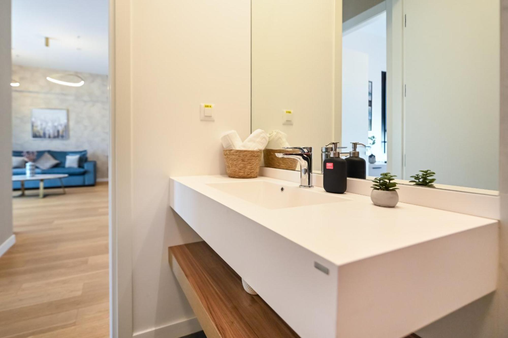 One Verdi Park Exclusive Apartments - Panoramic View & Private Parking بوخارست الغرفة الصورة