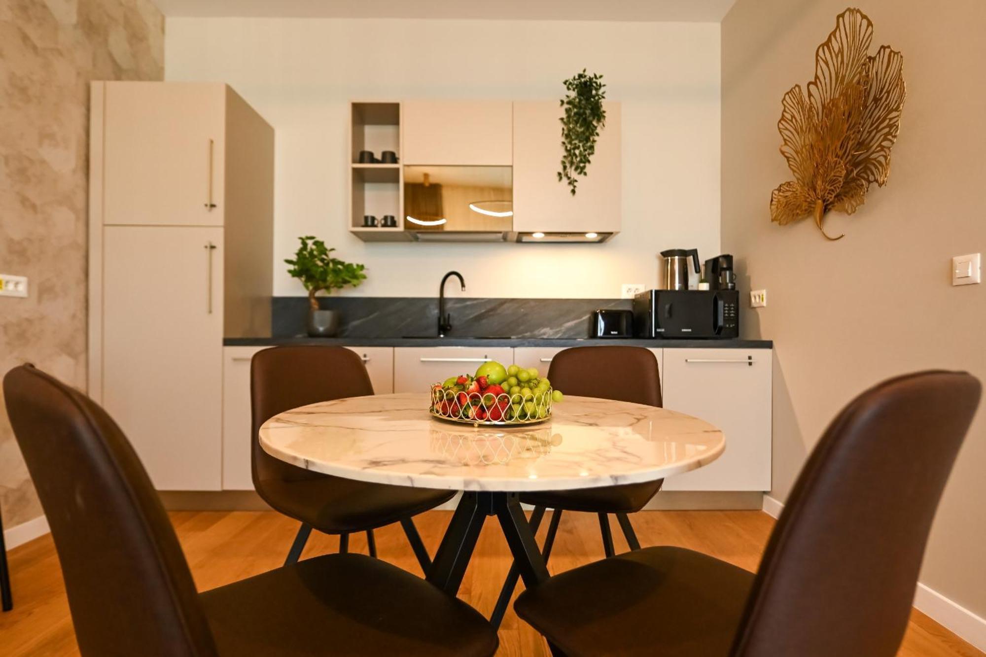 One Verdi Park Exclusive Apartments - Panoramic View & Private Parking بوخارست الغرفة الصورة