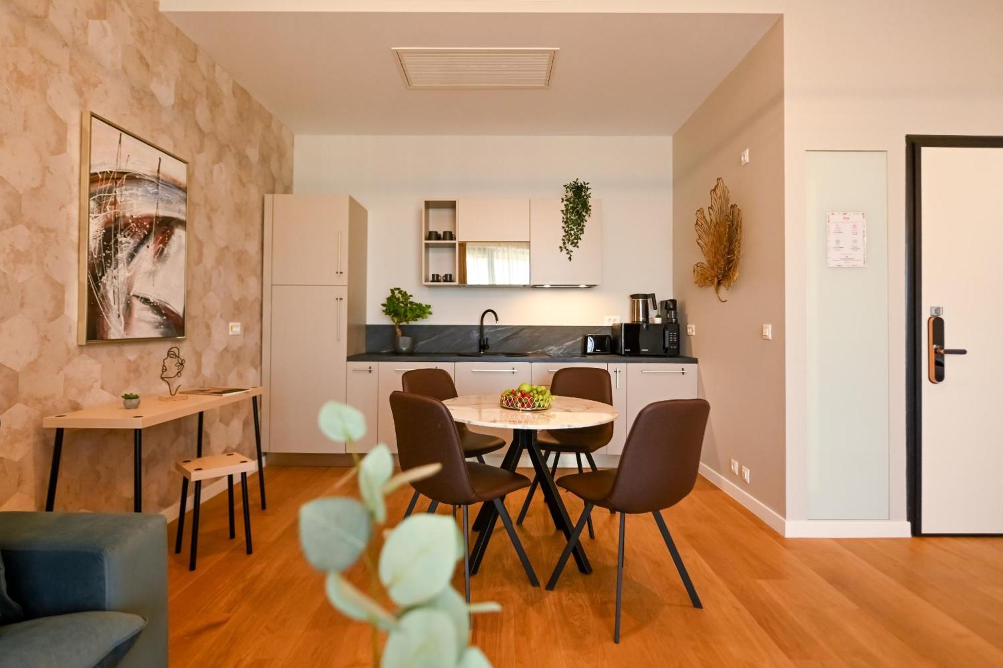 One Verdi Park Exclusive Apartments - Panoramic View & Private Parking بوخارست الغرفة الصورة