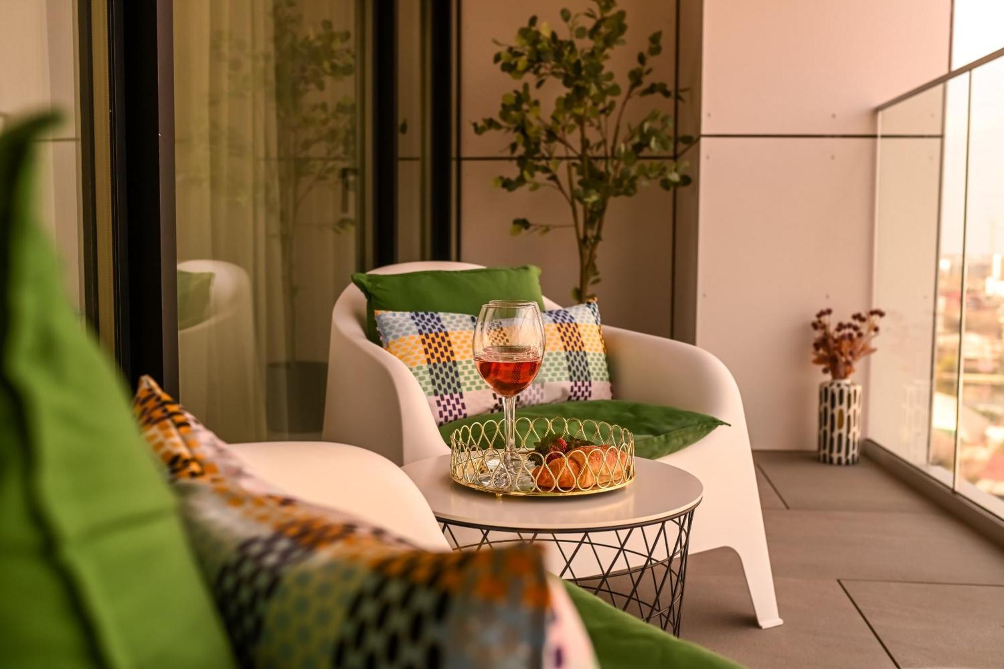 One Verdi Park Exclusive Apartments - Panoramic View & Private Parking بوخارست الغرفة الصورة