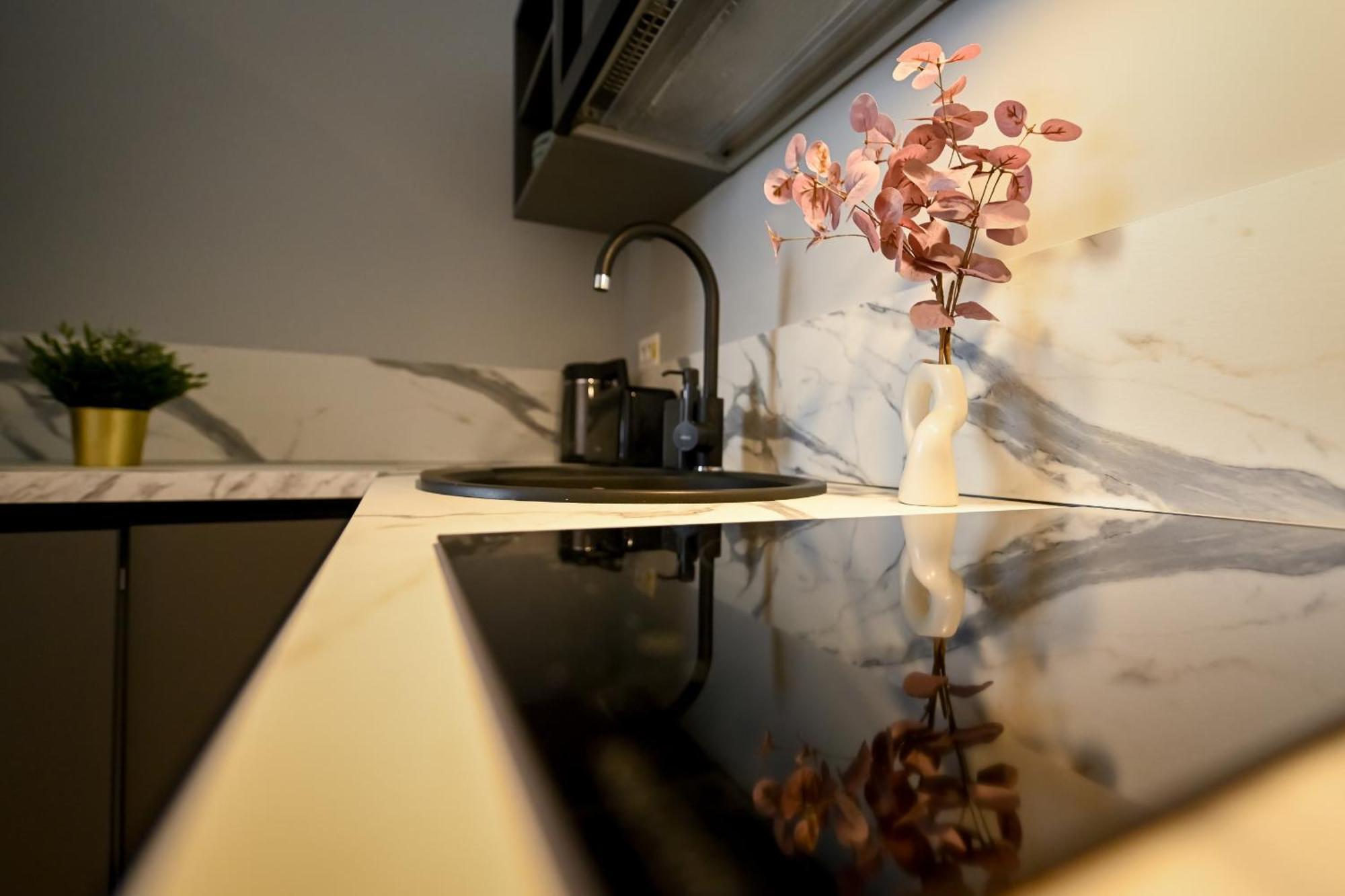 One Verdi Park Exclusive Apartments - Panoramic View & Private Parking بوخارست الغرفة الصورة