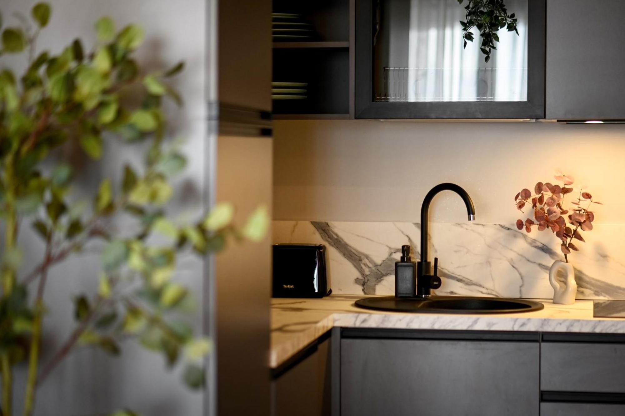 One Verdi Park Exclusive Apartments - Panoramic View & Private Parking بوخارست الغرفة الصورة