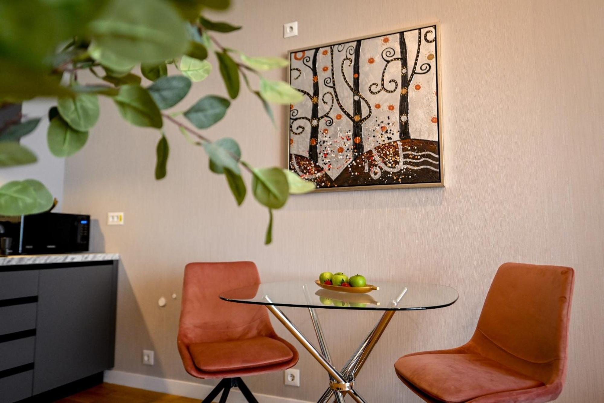 One Verdi Park Exclusive Apartments - Panoramic View & Private Parking بوخارست الغرفة الصورة